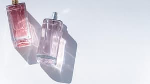 Zwei Parfumflakons
