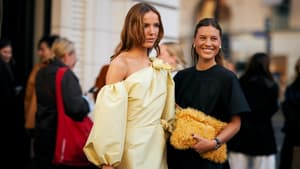 Frau in gelbem Kleid