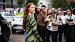 Frau in grünem Kleid 