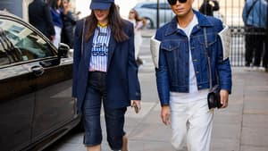 Frau in Capri-Denim
