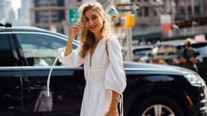 Frau in weißem Kleid
