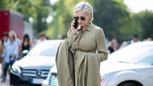 Frau in einem Kleid