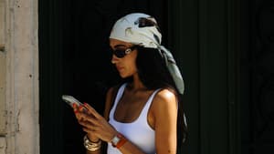 Frau mit Boho-Haar-Accessoire