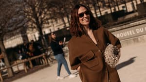 Modische Frau mit Cardigan