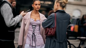 Frau in Minikleid