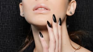 Model mit Louboutin Nails