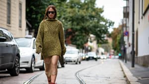 Kleider und Pullover kombiniert