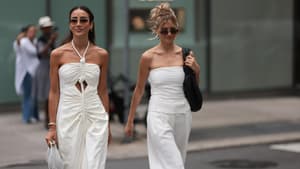 Zwei Frauen in hellen Looks