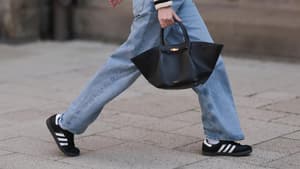 Frau in schwarzen Sneakern