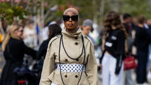 Funnel-Neck-Jacke gestylt