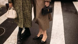 Zwei Frauen mit Taschen in der Hand