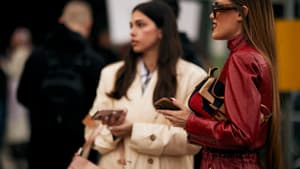 Zwei stylische Frauen