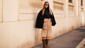 Shorts mit Stiefeln gestylt