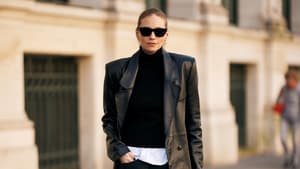 Frau in Ledermantel Streetstyle