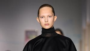 Model mit Lippenstift in Rosenholz