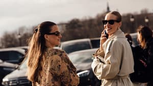 Zwei Frauen im Herbst-Look