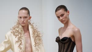 Zwei Models mit reiner Haut