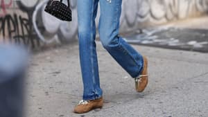 Braune Sneaker sind die Lieblingsschuhe aller Modeprofis im Herbst 2025