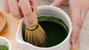 Frau bereitet einen Matcha vor
