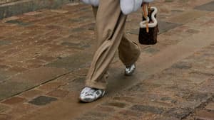 Sneaker in Silber liegen derzeit im Trend