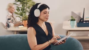 Die Sonos Ace Kopfhörer in Weiß