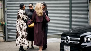 Frauen in stylischen Mänteln
