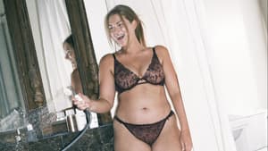 Frau trägt Lingerie in Schwarz