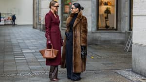 Neben Schwarz! Im Winter 2025 haben Hosen diese Farbe, um im Trend zu liegen