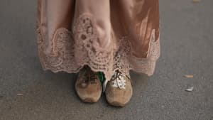 Nicht immer Stiefel? Fell-Sneaker tragen It-Girls als Alternative