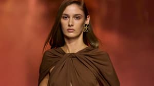 Frau in braunem Kleid