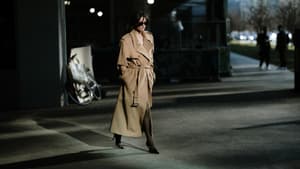 Frau in Trenchcoat Streetstyle