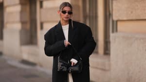 Hailey Bieber trägt eine schwarze Ledertasche