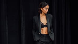 Frau trägt schwarzen BH aus Spitze