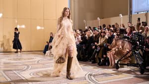 Darum sind Naked Dresses der aufregendste Mode-Trend für die Festzeit 2025