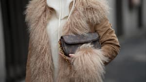 Kein Mantel liegt im Winter 2025/2026 so im Trend wie dieser