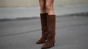 Die braunen Wildlederstiefel von Sézane sind eine Investition für die Ewigkeit