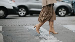 Beigefarbene Stiefel