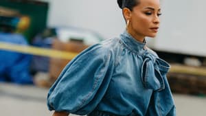 Frau mit Schleifen-Bluse