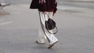 Der cremeweiße Sneaker von Adidas ist 2026 der Liebling stylischer Frauen