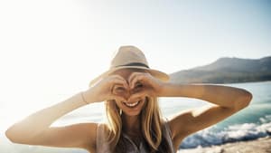 Eine Frau ist am Strand