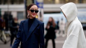 Eine Frau in einem Outfit in Dunkelblau