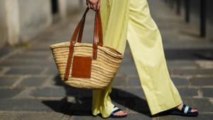 Eine Frau mit einem Shopper aus Bast