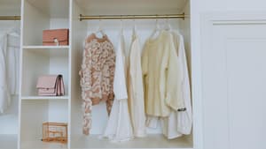 Ein gut sortierter Kleiderschrank