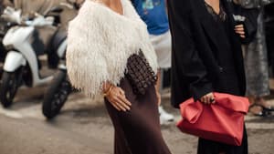 Status-Farbe statt Logo: Warum rote Taschen 2026 das neue "Quiet Luxury" Statement sind