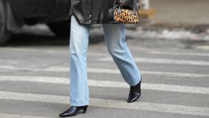 Straight Leg Jeans kombinieren: So funktioniert es