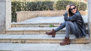 Frau trägt Stiefeletten in Braun