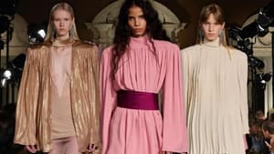 Laut Valentino: Das ist das wichtigste Mode-Detail 2026 für Jacken, Kleider und Co.