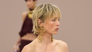 Diese blonde Kurzhaarfrisur liegt im Frühling 2026 besonders im Trend