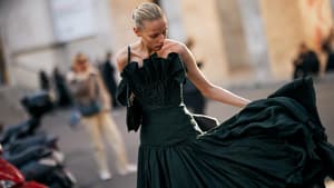 Frau in schwarzem Kleid 