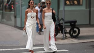 Schuh-Trends 2026: 3 flache Sandalen, die euch optisch lange Beine zaubern